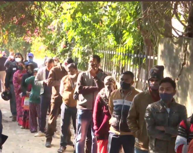 बता दें कि केंद्र सरकार पहले ही कह चुकी है कि एहतियाती कोरोना वैक्सीन डोज उसी वैक्सीन की लगाई जाएगी, जिसकी लोगों ने पिछली दो डोज लगवाई हैं. उदाहरण के तौर पर अगर किसी शख्स को कोविशील्ड के दो डोज लगे हैं, तो उसे कोविशील्ड वैक्सीन की तीसरी डोज लगेगी. वहीं अगर किसी ने कोवैक्सीन लगवाई है तो इसी वैक्सीन का तीसरा शॉट उसे दिया जाएगा.