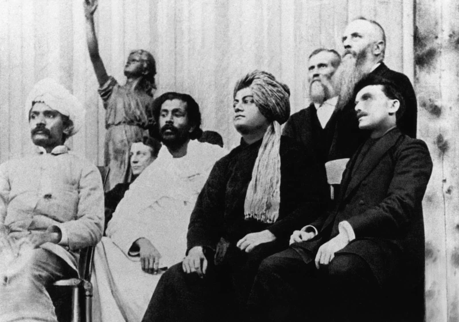 Swami Vivekananda | ''மனசுக்கும் மூளைக்கும் சண்டையா? மனசு பின்னாடி போங்க'' : என்றுமே தேவைப்படும் விவேகானந்தர்.!