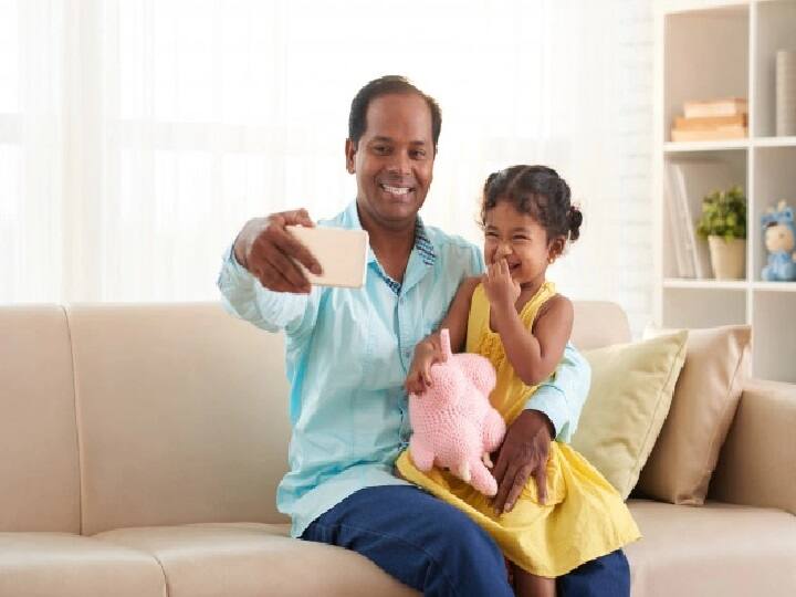 इस पॉलिसी को आप बेटी के एक साल के होने पर लें सकते हैं. इसके साथ ही माता-पिता की कम से कम 30 वर्ष की उम्र जरूर होनी चाहिए. इस योजना को 25 सालो के लिए लिया जा सकता है. खास बात ये है कि इस पॉलिसी का प्रीमियम सिर्फ 22 सालों तक ही भरना होगा. (PC: Freepik)