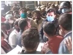 Gorakhpur News: मोटी फीस लेने वाले कॉलेज पर बड़ा आरोप, छात्रों ने किया धरना प्रदर्शन, जानें पूरा मामला