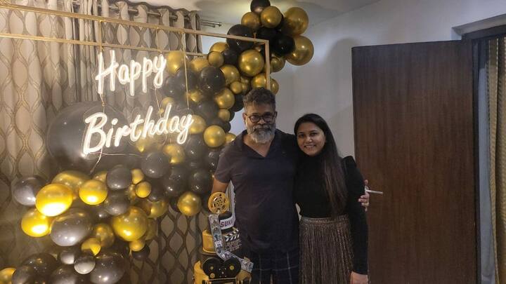 దర్శకుడు సుకుమార్ను క్రియేటివ్ జీనియస్ అని ఆయన అభిమానులు అంటారు. నేడు (జనవరి 11) ఆయన పుట్టినరోజు. సుకుమారే కాదు... ఆయన వైఫ్ తబితా సుకుమార్ కూడా క్రియేటరే. భర్త బర్త్డేను క్రియేటివ్గా సెలబ్రేట్ చేశారు. స్పెషల్గా కేక్ను డిజైన్ చేయించారు. ఫ్యామిలీ మెంబర్స్ మధ్య మండే మిడ్ నైట్ సుకుమార్ బర్త్ డే సెలబ్రేషన్స్ జరిగాయి. ఆ ఫొటోలు ఇవిగో... (Image courtesy - @thabitha_sukumar/instagram)