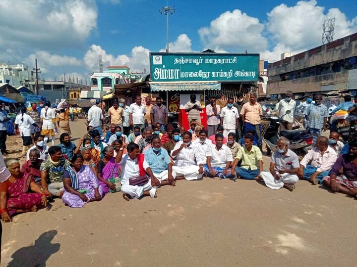 தஞ்சையில் ஸ்மார்ட் சிட்டி திட்டத்தில் இடிக்கப்படும் மாலை நேர காய்கறி அங்காடி -  காய்கறி வியாபாரிகள் சாலை மறியல்