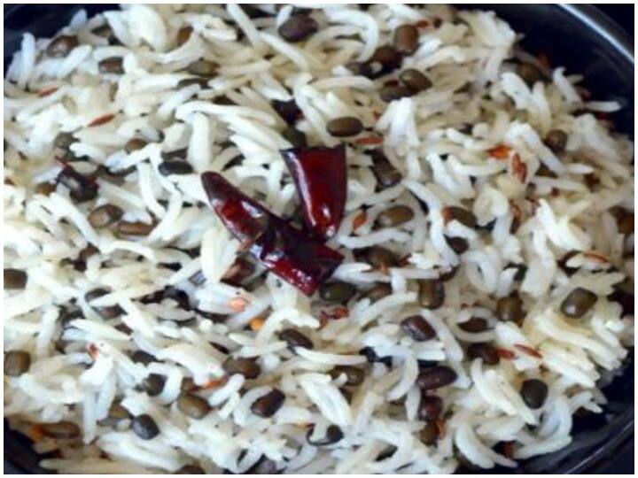 Kitchen Hacks: मकर संक्रांति पर बनाएं उड़द दाल की खिचड़ी, गर्मागरम घी के साथ खाने पर लगती है मजेदार Kitchen Hacks Makar Sankranti 2022 Khichdi Recipe Masala Dal Khichdi Kitchen Hacks: मकर संक्रांति पर बनाएं उड़द दाल की खिचड़ी, गर्मागरम घी के साथ खाने पर लगती है मजेदार