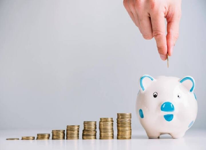 आपको बता दें कि पोस्ट ऑफिस की PPF योजना में आपको कम से कम 15 साल के लिए पैसे निवेश करने होंगे. इसके बाद आप मैच्योरिटी पर पैसे निकाल सकते हैं. (PC: Freepik)