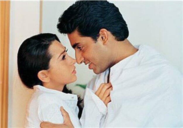 Karisma Kapoor-Abhishek Bachchan: करिश्मा कपूर और अभिषेक बच्चन की साल 2002 में सगाई तक हो गई थी. जया बच्चन ने सबके सामने करिश्मा को अपनी बहू भी कहा था. लेकिन सगाई के 3 महीने बाद ही दोनों का रिश्ता खत्म हो गया था. जहां करिश्मा ने बिजनेसमैन संजय कपूर से शादी कर ली थी तो वहीं अभिषेक ने भी ऐश्वर्या राय में अपना प्यार खोज लिया था.