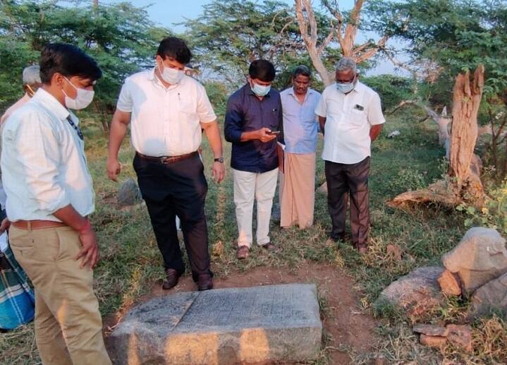Karur Collector inspects old inscription சிதிலமடைந்த சிவன் கோயிலில் கல்வெட்டு கண்டெடுப்பு: கரூர் ஆட்சியரின் சுவாரஸ்ய ட்வீட்