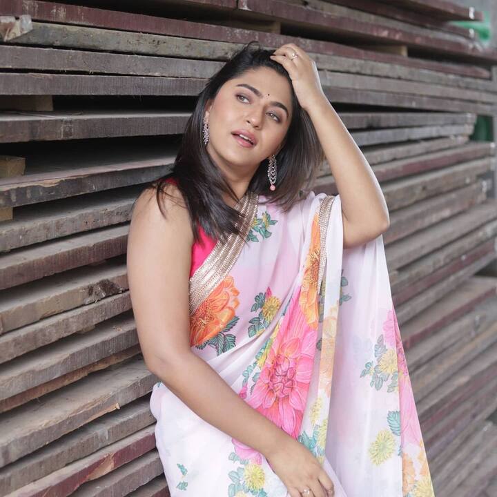 साडीतील तिच्या अदा लक्षवेधी असून, चाहत्यांना घायाळ करणाऱ्या आहेत. (photo:mrunmayeedeshpande/ig)