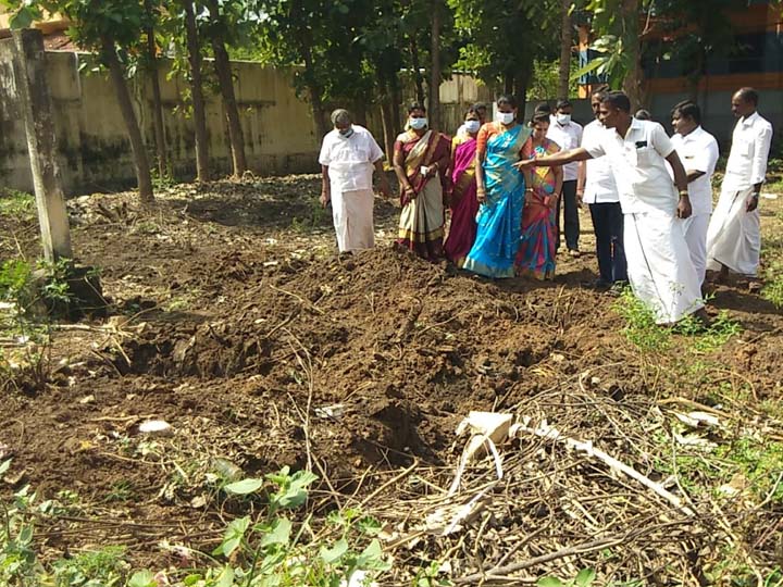 ஊராட்சிக்கு சொந்தமான  தேக்கு மரங்கள் கடத்தல் - ஒருவரை ஒருவர் கைக்காட்டும் திமுகவினர்