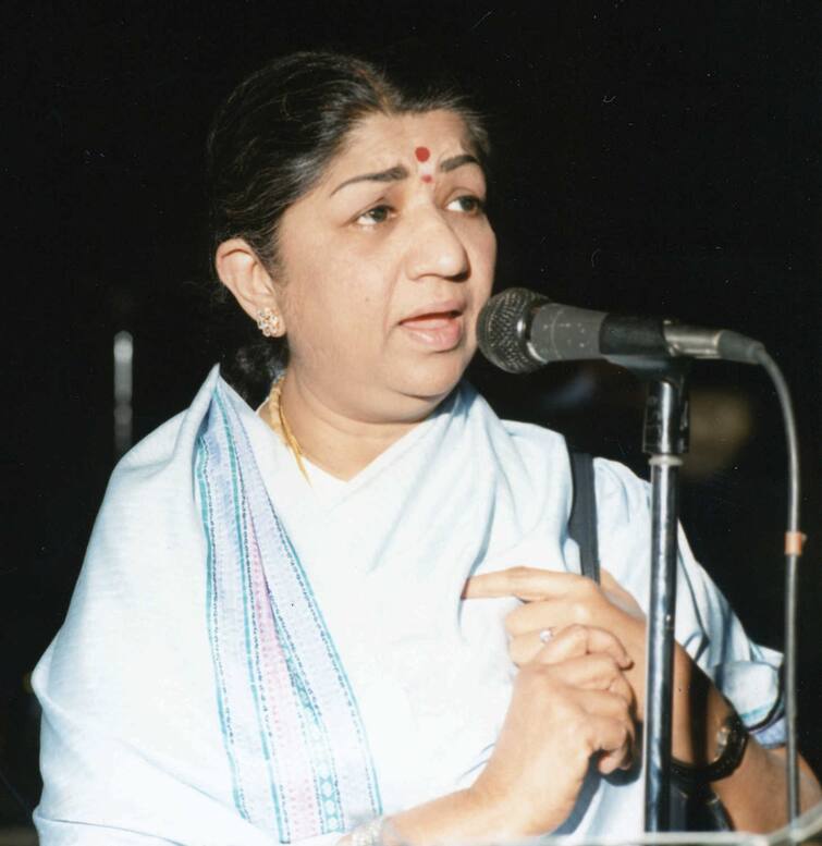 Lata Mangeshkar Health: Veteran singer Lata Mangeshkar's health condition has marginally improved Lata Mangeshkar Health: લતા મંગેશકરની કેવી છે તબિયત ? જાણો સારવાર કરતાં ડોક્ટરે શું કહી મોટી વાત