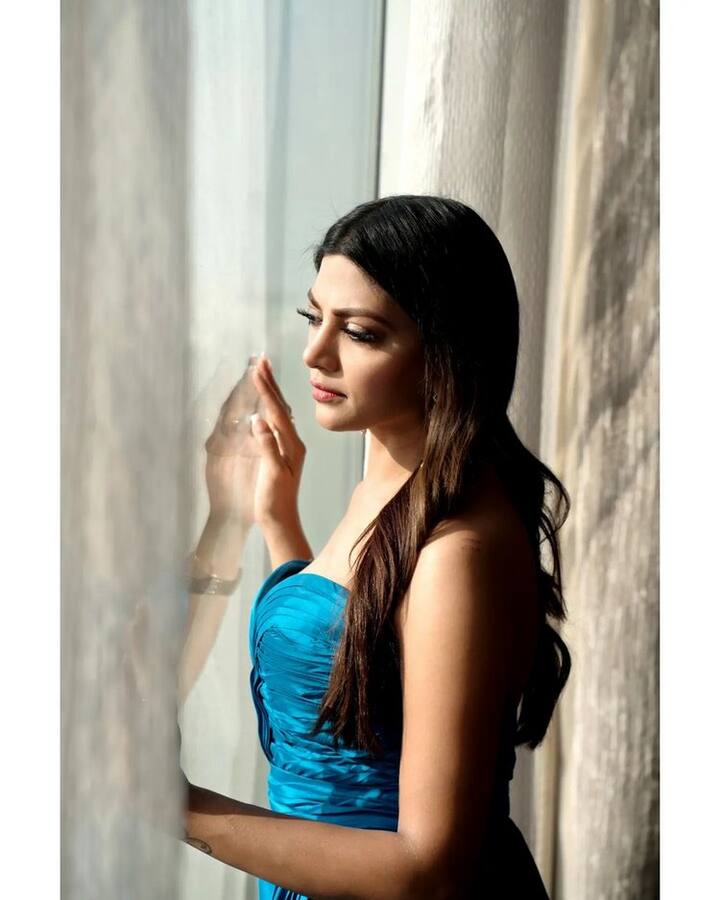 తాజాగా మరికొన్ని ఫోటోలను షేర్ చేసింది. ఈ ఫోటోలు నెటిజన్లను ఆకట్టుకుంటున్నాయి. (Photo Courtesy: Instagram)