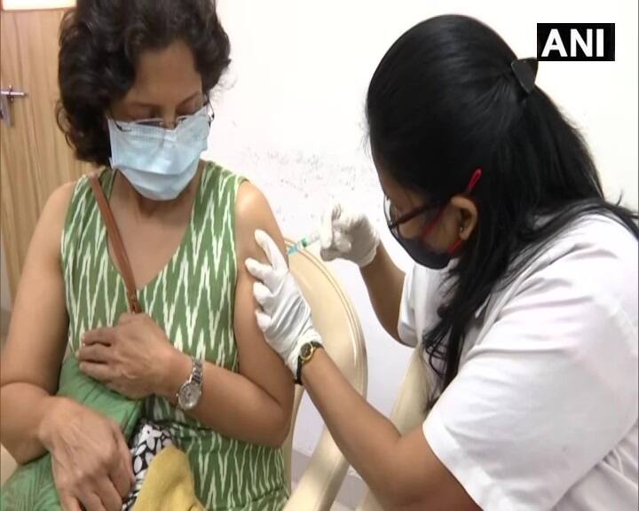 वहीं, साठ साल के ऊपर के लोग जिन्हें कोई गंभीर बीमारी है, उन्हें भी डॉक्टर के परामर्श पर तीसरी डोज दी जा रही है.