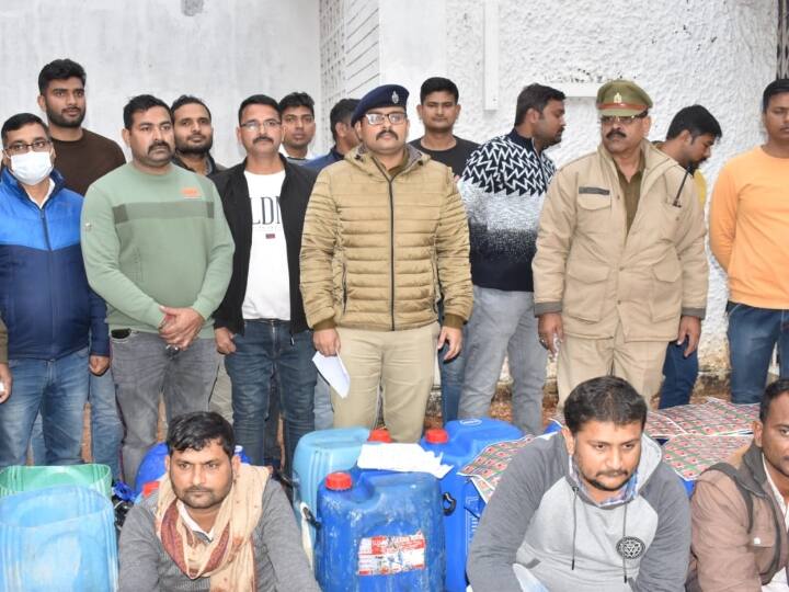 Uttar Pradesh Banda Police Action Against Illegal Liquor Factory Arrest Four People ANN UP News: बांदा एसओजी टीम ने किया अवैध शराब फैक्ट्री का भंड़ाफोड़, चार लोगों गिरफ्तार किया