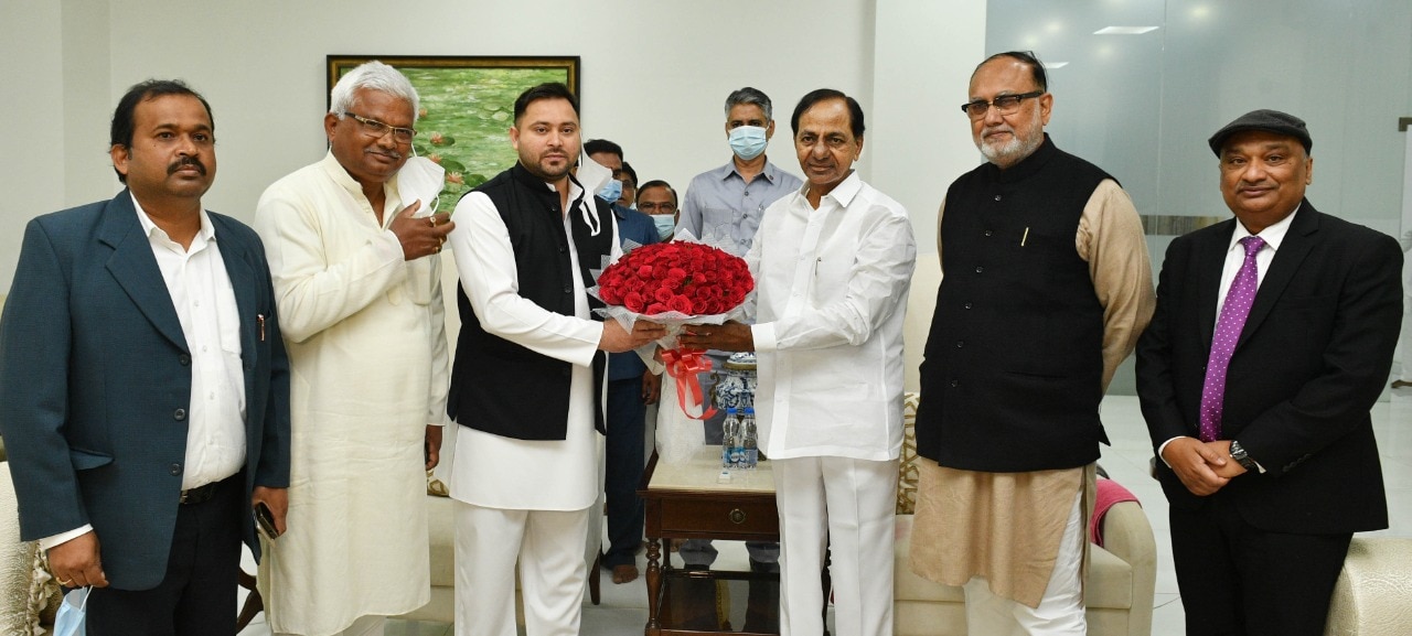 KCR Tejaswi Yadav :  ప్రగతి భవన్‌కు బీహార్ ప్రతిపక్ష నేత.. జాతీయ రాజకీయాలపై కేసీఆర్ కీలక చర్చలు ...