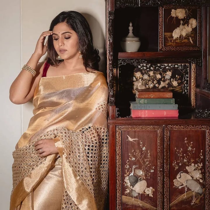 मृण्मयीला साडी नेसण्याची विशेष आवड आहे. साडी हे भारतीय स्त्रीच्या सौंदर्याचा, दिमाखाचा आणि व्यक्तिमत्त्वाचा अविभाज्य भाग आहे. (photo:mrunmayeedeshpande/ig)