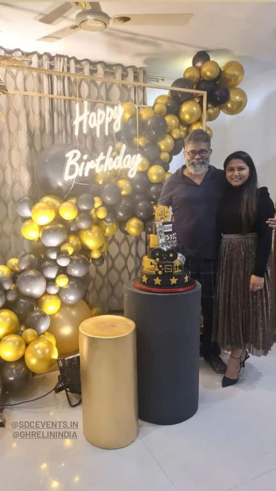 Sukumar: సుకుమార్ బర్త్డేను వైఫ్ ఎలా సెలబ్రేట్ చేసిందో చూశారా? Sukumar: సుకుమార్ బర్త్డేను వైఫ్ ఎలా సెలబ్రేట్ చేసిందో చూశారా?