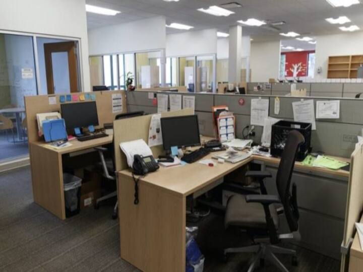 Delhi Lockdown: டெல்லியில் தனியார் அலுவலகங்கள் மூடல்; வீட்டில் இருந்து பணி செய்ய உத்தரவு..!