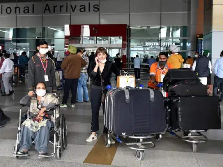 Omicron : दक्षिण आफ्रिकेतून येणाऱ्या विमानांवरील बंदी हटवली; युरोपियन युनियनचा महत्वपूर्ण निर्णय Covid-19 omicron variant European Union ifts air travel ban on south africa Omicron : दक्षिण आफ्रिकेतून येणाऱ्या विमानांवरील बंदी हटवली; युरोपियन युनियनचा महत्वपूर्ण निर्णय
