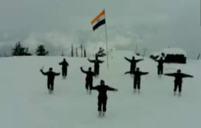 trending indian army jawans performed khukuri dance in snow covered jammu kashmir Trending News : बर्फाळलेल्या काश्मीरमध्ये भारतीय जवानांचा 'खुकुरी डान्स', व्हिडीओ व्हायरल