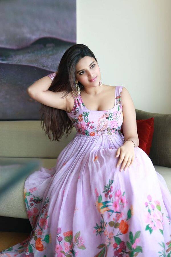 வெள்ளைக்கட்டி நீ ஆத்தி வெக்கமென்னு ஏமாத்தி