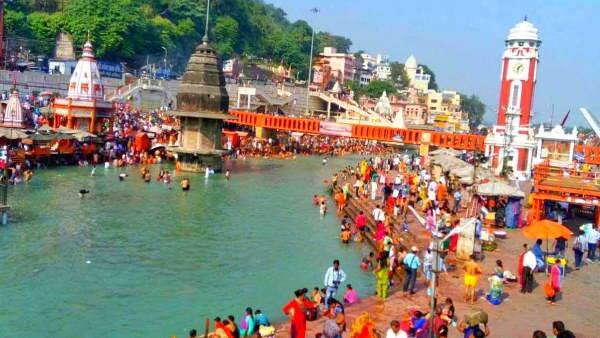 बता दें कि जनपद में लगातार बढ़ रहे मामलों को देखते हुए जिलाधिकारी विनय शंकर पांडे ने मकर सक्रांति के पर्व पर होने वाले गंगा स्नान पर रोक लगा दी है.