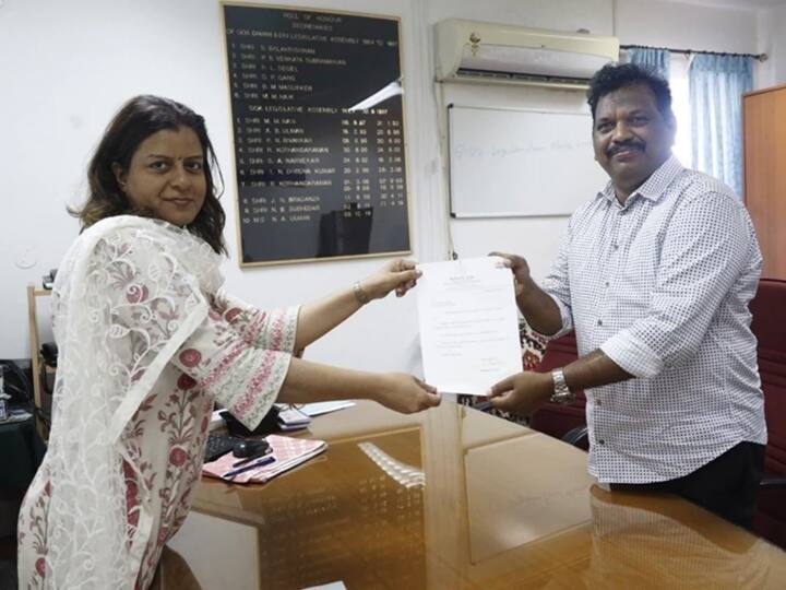 Goa Polls 2022: Michael Lobo along with his wife Delilah Lobo joined the Congress party in Panaji Former Goa Minister Michael Lobo, His Wife Delilah Join Congress Ahead Of Polls