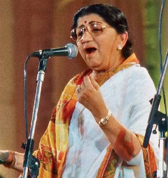 এরপরেও লতা মঙ্গেশকর সেই বিশেষ হিট গানের খোঁজে ছিলেন। ১৯৪৯ সালে 'মহল' ছবির 'আয়েগা আনেওয়ালা' গানে সেই সুযোগ পান লতা। এই গানটি সেই সময়ের সবচেয়ে সুন্দরী ও জনপ্রিয় অভিনেত্রী মধুবালার উপর চিত্রায়িত হয়। ছবিটি বিশাল সাফল্য লাভ করে এবং লতা ও মধুবালা উভয়ের জন্যই এটি অত্যন্ত শুভ বলে প্রমাণিত হয়। এরপর আর পেছনে ফিরে তাকাতে হয়নি লতা মঙ্গেশকরকে।