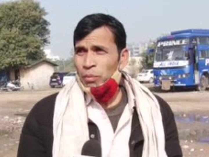 एक ड्राइवर अमरिंदर कुमार यादव का कहना है कि गुरुग्राम में लॉकडाउन लगाया जा सकता है, इसलिए मैंने अपने गृह राज्य लौटने का फैसला किया है. कोविड पाबंदियों के चलते यहां काम नहीं मिल पा रहा है. बिना इनकम के यहां गुजारा करना मुश्किल हो गया है.