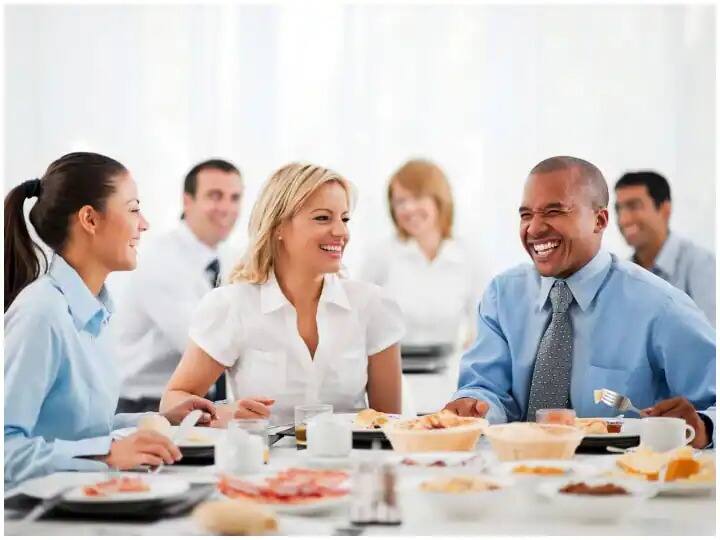 Omicron variant alert Avoid these things keep while having lunch in the office Omicron Variant Alert : Covid-19 च्या दरम्यान ऑफिसमध्ये जेवण करताय? 'या' गोष्टींची काळजी घ्या