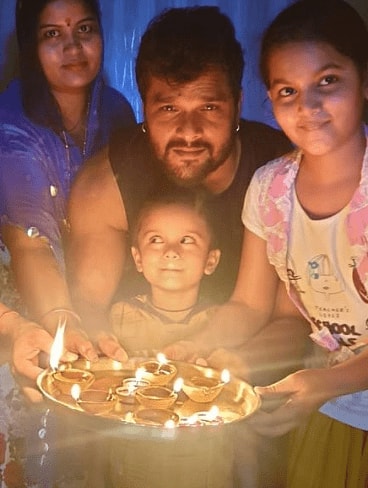 खेसारी सोशल मीडिया पर काफी एक्टिव रहते है और फैन्स के साथ अपनी लाइफ की हर अपडेट शेयर करते हैं.