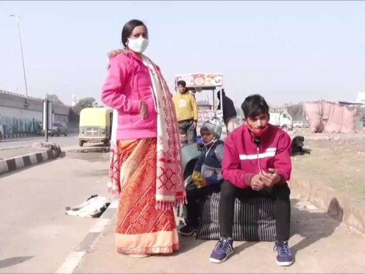 दिल्ली समेत कई शहरों में कोरोना के बढ़ते मामलों के बीच रोजाना काम करने वाले मजदूरों को लॉकडाउन का डर सता रहा है. ऐसे में कई मजदूर अपने गांव लौटते नजर आ रहे हैं.