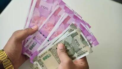 Wrong Transaction: દેશમાં ડિજિટલાઈઝેશનને કારણે બેંકિંગનું કામ ખૂબ જ સરળ થઈ ગયું છે. હવે UPI, નેટ બેન્કિંગ દ્વારા સરળતાથી ટ્રાન્ઝેક્શન થઈ શકે છે. જો કે તેની સાથે જોખમ પણ વધી ગયું છે. કેટલીકવાર આપણે કોઈ બીજાને પૈસા મોકલવાના હોય છે પરંતુ ઉતાવળમાં તે ખોટા ખાતામાં જાય છે. આ કિસ્સામાં, ચિંતા કરવાની જરૂર નથી. અમે તમને એવી જ કેટલીક સરળ ટિપ્સ જણાવી રહ્યા છીએ જેને અનુસરીને તમે તમારા પૈસા પાછા મેળવી શકો છો.
