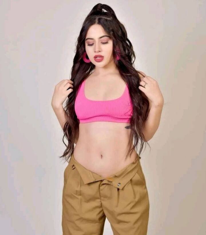 અભિનેત્રી ઉર્ફી જાવેદ (Urfi Javed) ફરી એકવાર તેના લેટેસ્ટ લુકથી ચાહકોને ચોંકાવી દીધા છે. હાલમાં જ ઉર્ફી જાવેદે Urfi Javed Dress) ઈન્સ્ટાગ્રામ પર તેની લેટેસ્ટ તસવીરો શેર કરી છે.