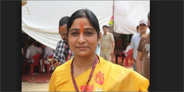 संघमित्रा अक्सर अपनी शादीशुदा लाइफ को लेकर भी सुर्खियां बटोरती रहती हैं. बता दें कि उनका अपने पति कैंसर सर्जन डॉ. नवल किशोर शाक्य से तलाक हो चुका है. बताया जा रहा है कि दोनों आपसी मतभेदों की वजह से पिछले 8 सालों से अलग-अलग रह रहे थे.