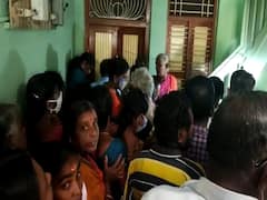 வீட்டில் வைத்து வழங்கப்பட்ட பொங்கல் பரிசு - கூட்டம் கூடியதால் காற்றில் பறந்த கொரோனா கட்டுப்பாடுகள்