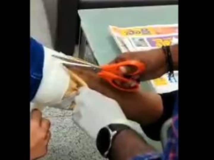 Hyderabad Gold worth over 47 Lakh concealed under bandages Seized at Hyderabad airport Watch: हैदराबाद एयरपोर्ट पर सोना तस्कर पर कस्टम की कार्रवाई, यात्री ने ऐसे छुपाया था सोना