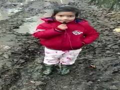 Jammu Kashmir News: सड़कों का खस्ता हाल बताने के लिए रिपोर्टर बनी मासूम बच्ची, वीडियो वायरल