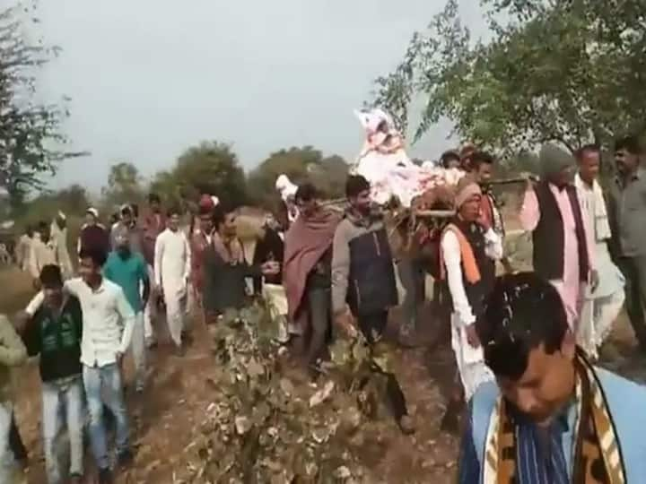 MP villagers host funeral feast for langur Monkey, over 1,500 people take part Video - Monkey Funeral | 1500 பேருக்கு விருந்து.. கொரோனாவுக்கு பயமில்லாமல் குரங்கின் இறுதிச்சடங்குக்கு அழுத கிராமம்.. கடுப்பான போலீஸ்