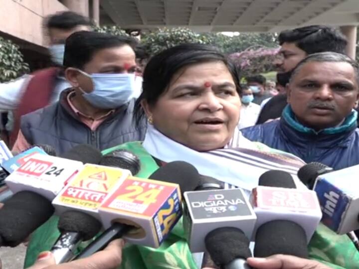 mp minister usha thakur tell this reason for not wearing mask in the public amid corona ANN MP News: मास्क नहीं पहनने पर मंत्री का अजीबोगरीब बयान कहा- तुम्हारे मास्क से मेरा गमछा 4 गुना ज्यादा मजबूत