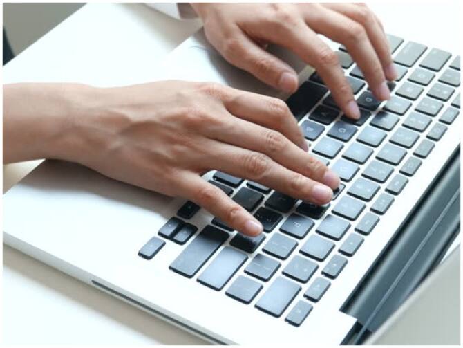 Health Tips, People Working On Laptops Should Relax Their Hands And Fingers  Like This And Tips To Relax Hands And Fingers | Health Tips: लगातार Laptop  पर काम करने वाले लोग इस