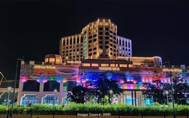 सभी रीडेवल्‍प रेलवे स्टेशनों का स्टेशन डेवलपमेंट फीस एकसमान रहेगा. इसे ट्रेन किराये के अलावा अलग से चार्ज किया जाएगा जिसपर जीएसटी का भी भुगतान करना होगा. रेलवे मानता है कि स्टेशन डेवलपमेंट फीस की वसूली से रेलवे की इनकम बढ़ेगी तो रेलवे स्टेशनों के रीडेवल्‍पमेंट में निजी क्षेत्र को आकर्षित करने में मदद मिलेगी.