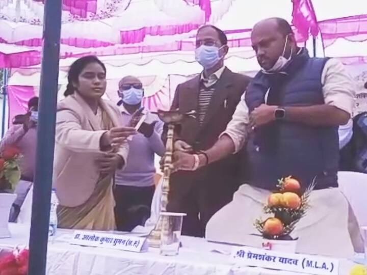 Bihar News: RJD MLA Prem Shankar Yadav and Deputy Collector were seen without mask during the program in Gopalganj ann बिहार में ये कैसी लापरवाही? सावधान रहें! कोरोना ‘बांट’ देंगे आपके विधायक और डिप्टी कलेक्टर, देख लें गोपालगंज की ये तस्वीर