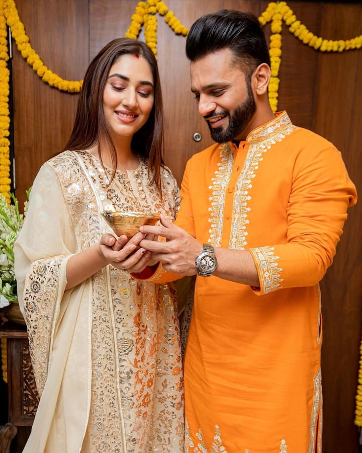 Disha Parmar: सिंगर राहुल वैद्य ने पिछले साल एक्ट्रेस दिशा परमार से शादी की है. राहुल ने शादी के बाद मुह दिखाई में एक हैंड कास्ट बनवाया और उसे फ्रेम करके दिशा को दिया.