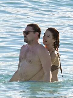 Romance Overloaded: 23 साल छोटी गर्लफ्रेंड को समंदर में ले पहुंचा ये सुपरस्टार, करने लगे ऐसी हरकत कि...