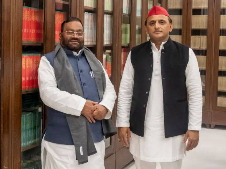 swami prasad maurya met akhilesh yadav sp chief gave this indication while sharing the picture  અખિલેશ યાદવને મળ્યા સ્વામી પ્રસાદ મૌર્ય, સપા પ્રમુખે ટ્વિટર પર તસવીર શેર કરતા આપ્યા આ સંકેત