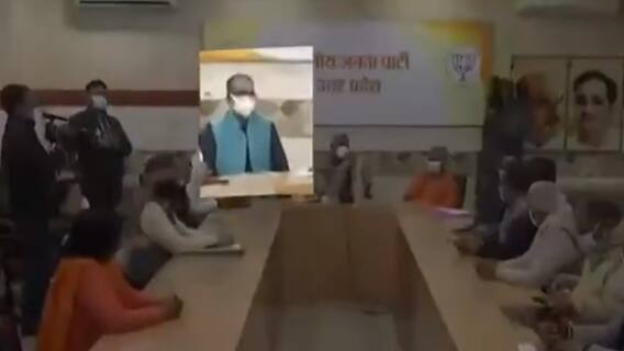 BJP के door-to-door Campaign पर Samajwadi Party ने उठाये सवाल, लगाया कोरोना फैलाने का आरोप