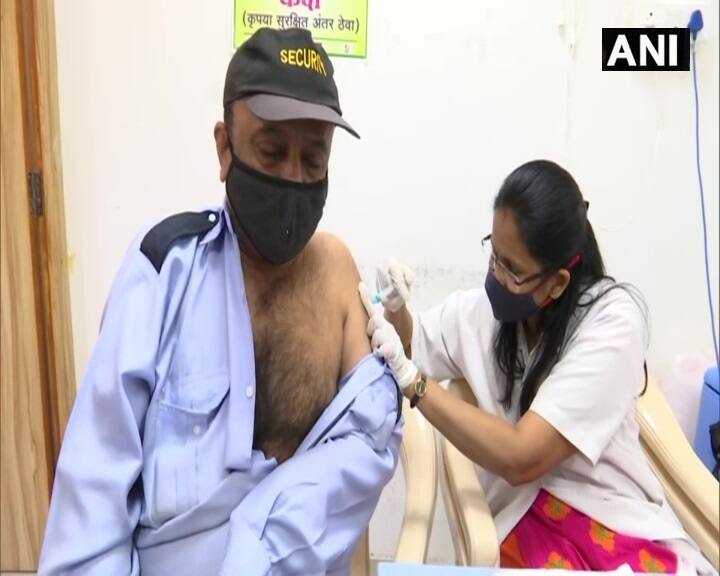 बता दें कि देश में कोरोना की तीसरी लहर को देखते हुए हेल्थ केयर वर्कर को प्राथमिकता के साथ बूस्टर डोज लगाई जा रही है, क्योंकि संक्रमण का सबसे अधिक खतरा उन पर ही है.