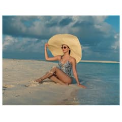 Amyra Dastur Photos: అమ్మాయంటే అమైరాలా ఉండాలి... మీరేమంటారు?