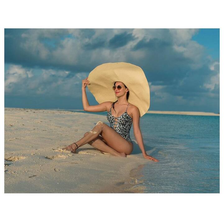 బాలీవుడ్లో అడపాదడపా సినిమాలు చేస్తూ ఫోటోషూట్లతో బిజీగా ఉంటోంది. -Image credit: AmyraDastur/Instagram