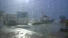 Bengal Rain: সন্ধের ঝড়ে লণ্ডভণ্ড খড়গপুরের বসন্তপুর, খুঁটি উল্টে বিদ্যুৎহীন এলাকা | Bangla News