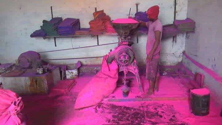 Dharmapuri: The work of making colored powders for the Pongal festival is in full swing பொங்கல் திருநாளையொட்டி வண்ண கோலப் பொடிகள் தயாரிக்கும் பணிகள் மும்முரம்